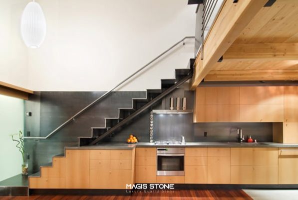 bep canh cau thang 5