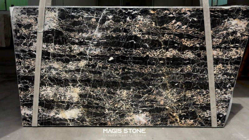 Kiểm tra kỹ bề mặt đá marble đen