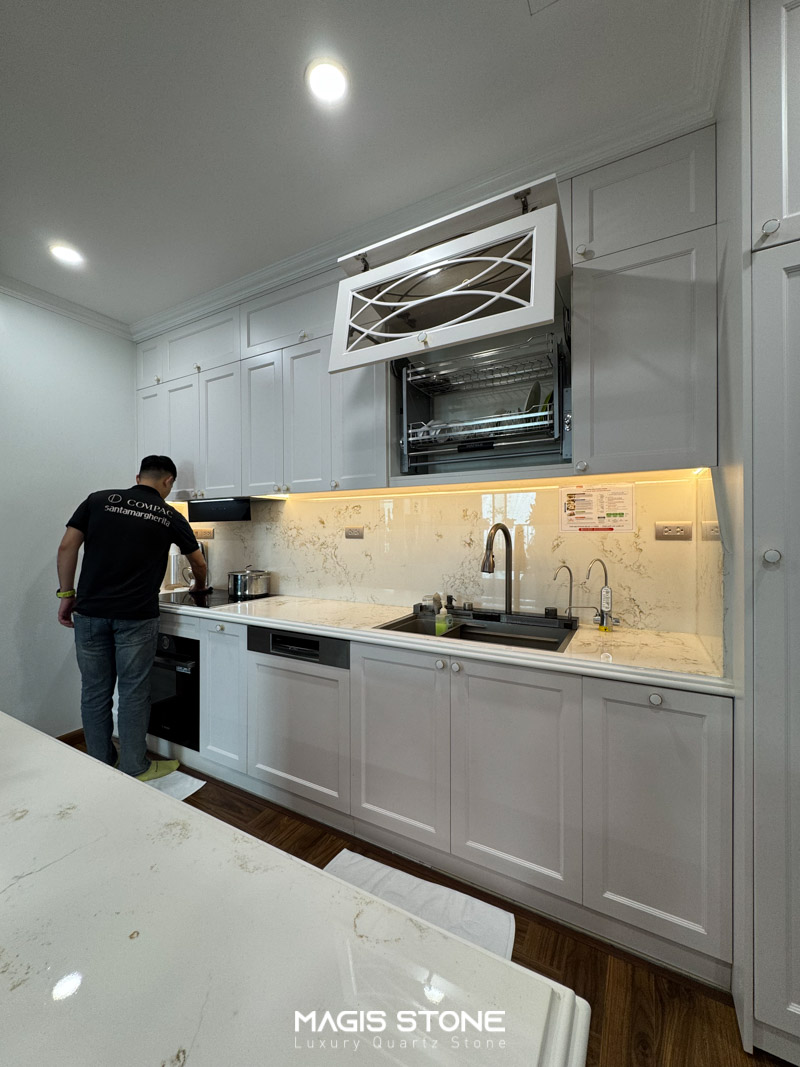 tuong bep nebulous gold